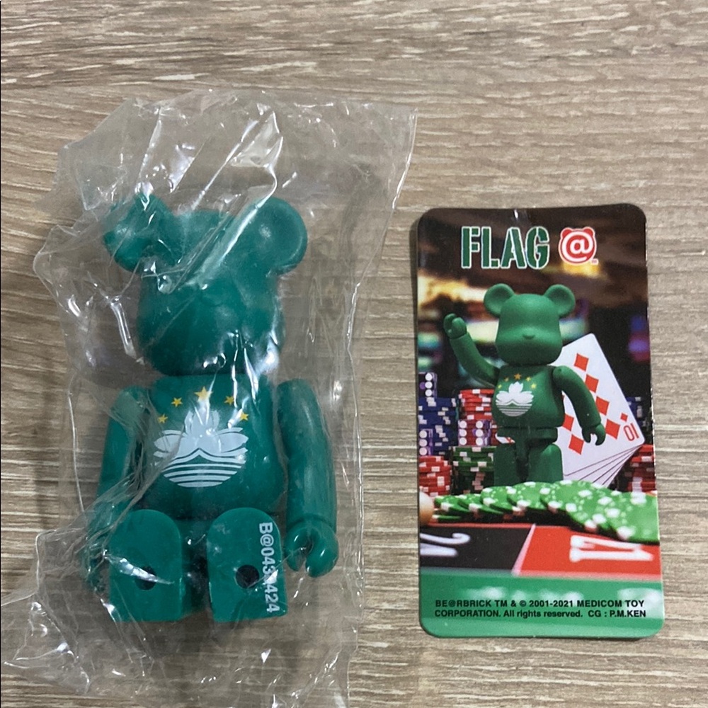Medicom Be@rbrick 100% Series 43 Flag Macau S43 Art Toy Bearbrick with Card NEW